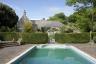 L'idilliaca casa di campagna in vendita nel Wiltshire è dotata di una splendida piscina all'aperto