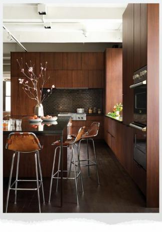 dapur dengan lemari kayu gelap dan counter gelap