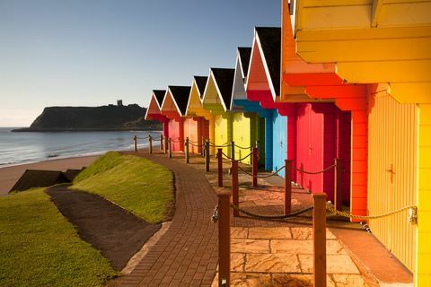 Kolorowe domki na plaży w pobliżu oceanu?