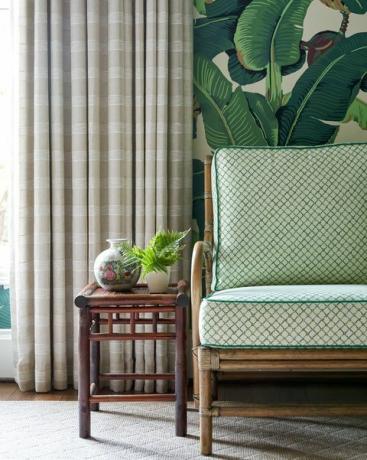 Домашний тур Эми Берри, зеленое кресло, отпечаток ладони