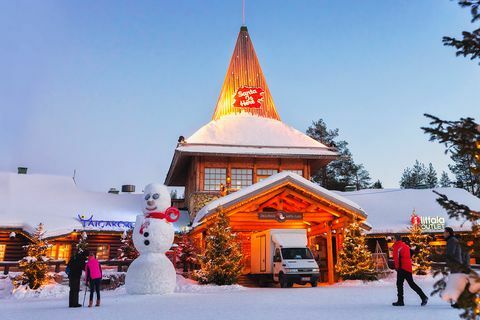 Bonhomme de neige au bureau du Père Noël de Santa Village Rovaniemi Laponie soirée