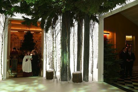 लंदन, इंग्लैंड में 19 नवंबर, 2016 को क्लेरिज के होटल में सर जॉनी इवे और मार्क न्यूज़न द्वारा डिज़ाइन किए गए पेड़ के साथ क्लेरिज की क्रिसमस ट्री 2016 पार्टी में वातावरण का एक सामान्य दृश्य।