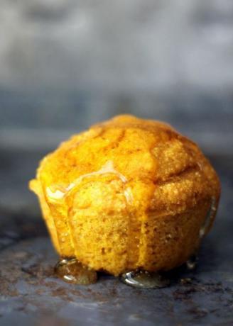 < p> 그리고 꿀에 담그기만 하면 됩니다.</p>< p> 레시피는 < a href=" 에서 가져오세요. http://www.ambitiouskitchen.com/2014/09/honey-pumpkin-cornbread-muffins/"> Ambitious 주방</a>.</p>