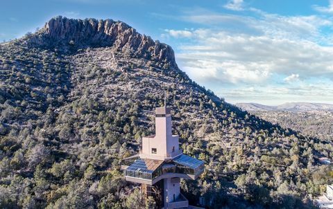 Falcon Nest, 's werelds hoogste eengezinswoning gebouwd op de helling van Prescott, Arizona's Thumb Butte