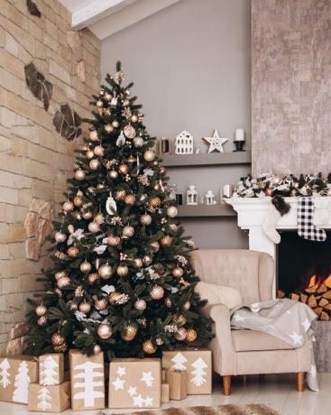 sala de estar decorada en casa durante la navidad