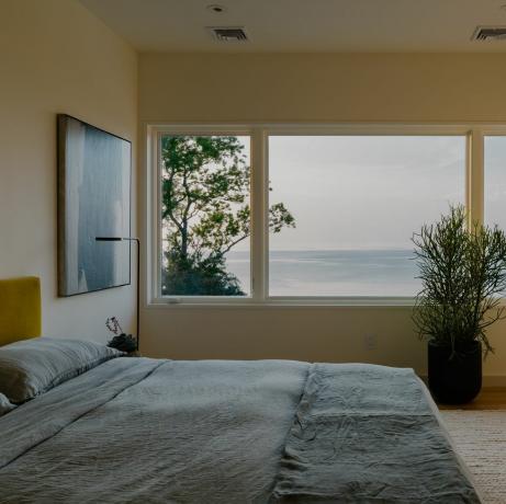 dormitorio con vista al mar