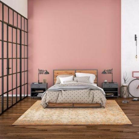 Интерьер современной спальни с глухой стеной для копирования пространства