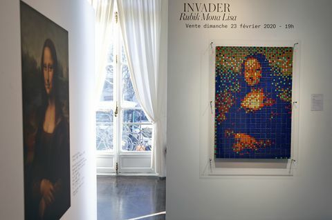 Gatvės menininko Invaderio „Rubik Mona Lisa“ rodomas Paryžiaus „Artcurial“ aukcione