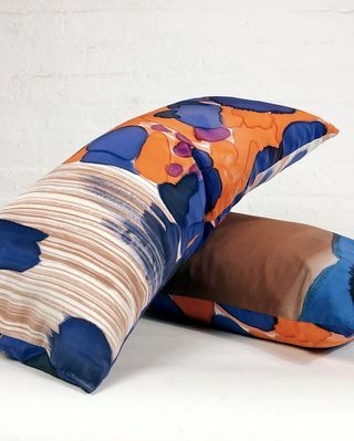 Rankomis dažytos šilko pagalvės
