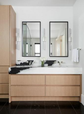 czarna, biała i drewniana minimalistyczna łazienka