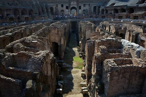 roman colosseum membersihkan hypogeum
