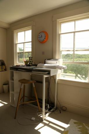 कमरा, खिड़की, आंतरिक डिजाइन, फर्श, टेबल, दिन के उजाले, फर्श, स्थिरता, लेखन डेस्क, डेस्क, 