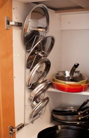 調理器具と耐熱皿、キッチンストーブ、金属、台所用品、ストーブ、サーブウェア、家庭用ハードウェア、鍋、家庭用銀、ドア、 