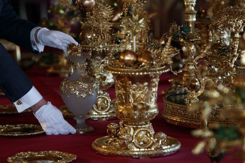 Der Esstisch ist mit silbervergoldeten Stücken aus dem Grand Service gedeckt