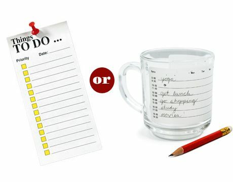 लेखन और पेंसिल के साथ सूची और मग करने के लिए
