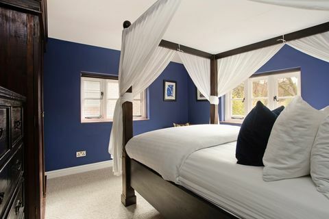 синя спалня с легло с балдахин