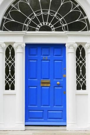 Pintu depan biru