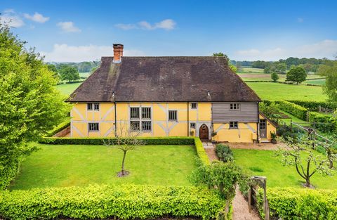 Uma pitoresca casa de campo listada como Grau II, Froggats Cottage, em Surrey, que apareceu em um episódio recente de Escape to the Country da BBC, está agora no mercado por £ 1,6 milhão. 