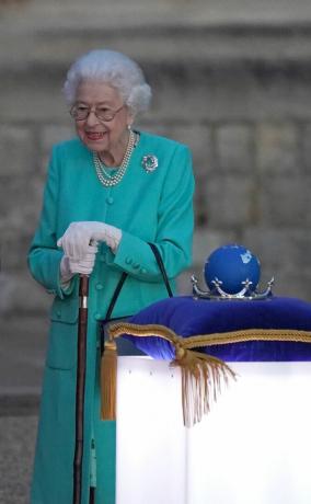 Windsor, Englanti 2. kesäkuuta Britannian kuningatar Elizabeth ii valmistautuu koskettamaan kansainyhteisön kansakuntien maapalloa aloittaakseen päämajakan sytyttämisen Buckinghamin palatsin ulkopuolella vuonna Lontoo, nelikulmiosta Windsorin linnassa Windsorissa, Lontoon länsipuolella, osana platinajuhlajuhlaa 2.6.2022 Windsorissa Englannissa yli 2800 majakkaa sytytetään Buckinghamin palatsissa ja eri puolilla Yhdistynyttä kuningaskuntaa, mukaan lukien neljän korkeimman huipun huipulla, sekä kanaalisaarilla, Mansaarella ja Ison-Britannian merentakaisilla alueilla palavia kunnianosoituksia nähdään 54 kansainyhteisön pääkaupungissa viidellä mantereella, eteläisen Tyynenmeren tongasta ja samoasta Belizeen Karibialla. Elizabeth ii: n platinajuhlavuosi on meneillään. juhlittiin 2.–5. kesäkuuta 2022 Isossa-Britanniassa ja Kansainyhteisössä kuningatar Elizabeth II: n liittymisen 70-vuotispäivän kunniaksi 6. helmikuuta 1952. Kuva: steve Parsons poolgetty kuvia