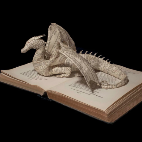 L'artista Emma Taylor crea una scultura da pagine di libri