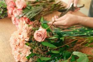Jak zajistit, aby růže a jiné čerstvě řezané květiny vydržely déle