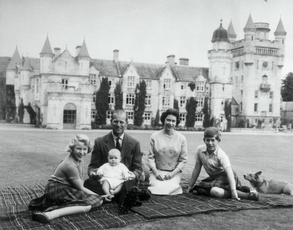 엘리자베스 2세 여왕과 필립 왕자, 자녀, 앤드류 센터 왕자, 앤 공주 왼쪽 및 9월 8일 스코틀랜드의 발모랄 성 밖에 있는 피크닉 양탄자에 앉아 있는 웨일즈의 왕자 찰스 1960
