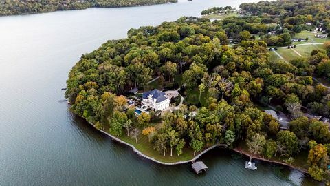 قصر كيلي كلاركسون الضخم على ضفاف بحيرة تينيسي معروض للبيع مقابل 7.95 مليون دولار