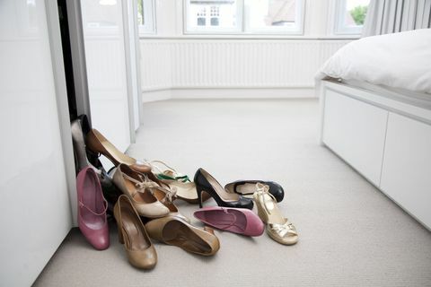 Sapatos variados caindo de um guarda-roupa