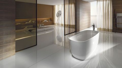 Baño de estilo minimalista - bañera independiente - Hugo Oliver