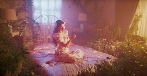 guļamistaba no Selēnas Gomesas mūzikas videoklipa " de una vez"