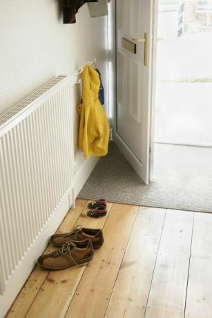 Frakker og sko ved hoveddøren i hjemmet