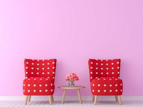 Rožinės sienos ir raudonos kėdės