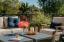 A „Beverly Hills-i igazi háziasszonyok” sztárja, Kathy Hilton körbevezet minket gyönyörű hátsó udvarán