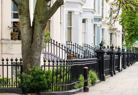 pięknie utrzymane, pastelowe budynki mieszkalne w pobliżu ulicy Portobello, w dzielnicy londyńskiej dzielnicy Notting Hill, Wielka Brytania
