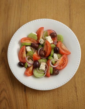 lautanen kreikkalaisen salaatin kanssa