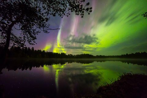 Vacaciones de otoño de la aurora boreal en finlandia