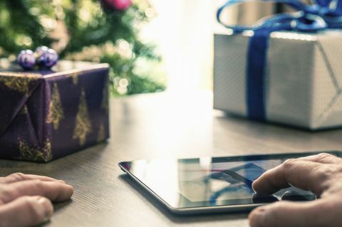 Person, der bruger digital tablet til jul