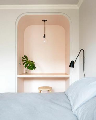 camera da letto con piccolo spazio di lavoro rosa