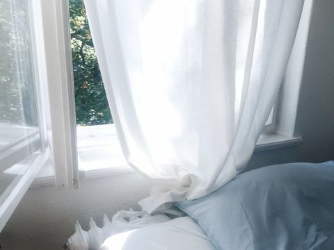 Rideau blanc accroché à la fenêtre dans la chambre
