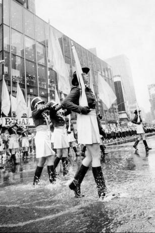 მარშის ჯგუფი უკრავს წვიმაში 1975 წლის მაკისის აღლუმზე