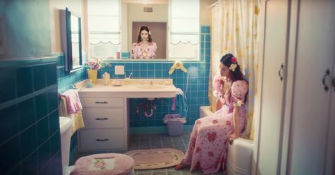 셀레나 고메즈의 " de una vez" 뮤직비디오에 나오는 욕실