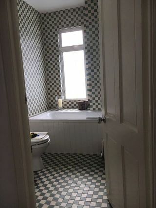 Makeover kamar mandi kecil - dikupas kembali. Wimbledon, London