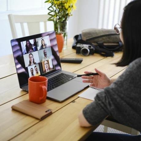 온라인 웹 회의에 참여하는 집에서 일하는 여성