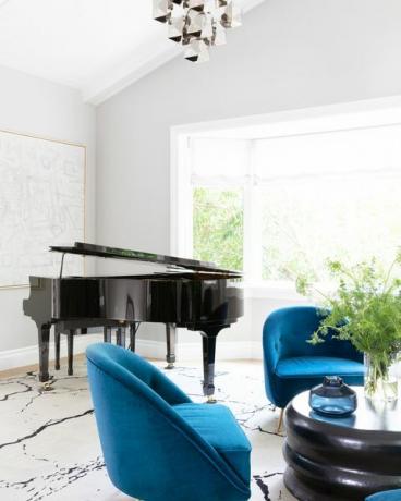 obývací pokoj s křídlem a modrými židlemi