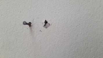 كيفية إصلاح ثقب في الحائط بسهولة
