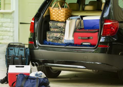 Familienfahrzeug verpackt, bereit für Roadtrip, Urlaub außerhalb des Hauses