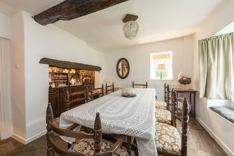 vakker hytte til salgs i hjertet av Milton Abbas Village, Dorset