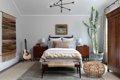 dormitorio de niñas, guitarra, arte de pared colgante, alfombra, otomana