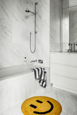 marmorist plaaditud vannituba