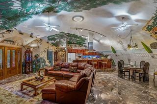 カラフルな壁画のあるドーム型の部屋